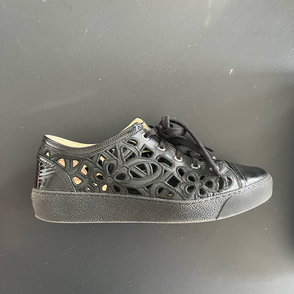 CHANEL black leather cut out sneakers. Size 40